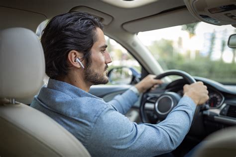 運転中 イヤホン ～ 音楽と安全の狭間で揺れる選択